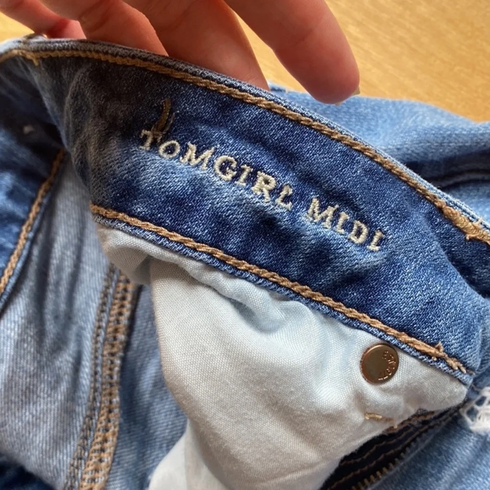 American Eagle Woman’s Tomgirl MIDI Distressed Medium Blue Denim Shorts Sz 8 - Picture 7 of 14